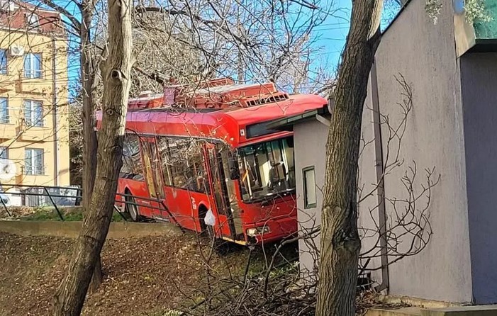 Haos Na Zvezdari Trolejbus Sleteo S Puta I Zakucao Se U Trafiku Hype Tv