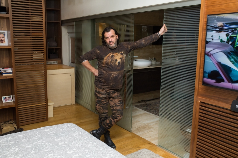 NE VOLI DA NIŠTA NE RADI! Lukas kešira 5.000 evra za džakuzi u sklopu njegove spavaće sobe! (FOTO)