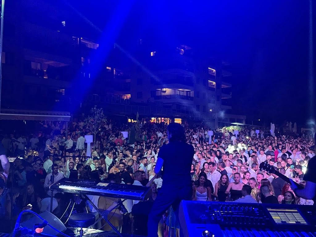 KLUBOVI SU MU POSTALI MALI: Oko četiri hiljade ljudi u Ohridu ostalo ispred diskoteke tokom Lukasovog nastupa!
