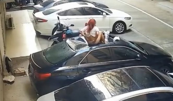 KAMERE SVE SNIMILE : Polugola žena usred seksa pala na parkirani automobil!