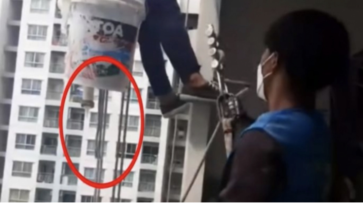 STRAŠNO! Žena se razbesnela i odlučila da preseče uže radnicima na 26. spratu! (VIDEO)