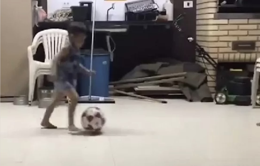 PRESLATKO: Nema više od 3 godine, a loptu šutira kao pravi fudbalski profesionalac! (VIDEO)