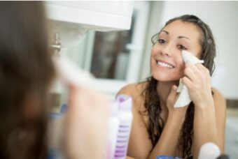 OBAVEZNO SKIDAJTE ŠMINKU PRED SPAVANJE: Ovo su dugoročne posledice ako idete u krevet sa celodnevnom šminkom!