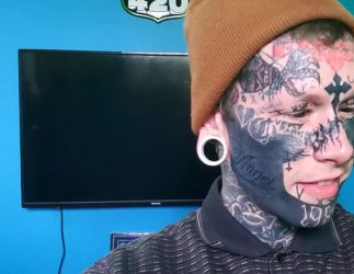 LJUDI MISLE DA SAM ĐAVO: Dečko koji ima preko 200 tetovaža prolazi pakao! (VIDEO)