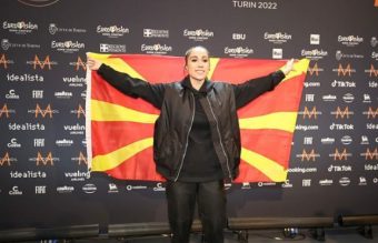 JOŠ JEDAN SKANDAL NA OTVARANJU EVROVIZIJE: Predstavnica Severne Makedonije BACILA ZASTAVU na pod! (VIDEO)