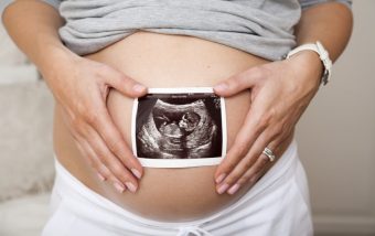 SKORO PRED POROĐAJ JE SAZNALA DA JE TRUDNA: Uradila je test na trudnoću-bio je pozitivan!