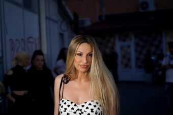 “TUŽBA, BAJO MOJ, PA LAJ” Rada Manojlović tužila fana koji tvrdi da joj je platio 10.000 € za seks!