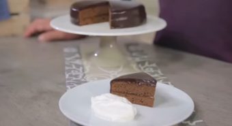 NAJLEPŠA SAHER TORTA PO ORIGINALNOM RECEPTU: Savršena kombinacija čokolade i džema od kajsije čiji ukus ostavlja BEZ DAHA!