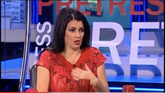 PEVAČICA POKAZALA BUJNI DEKOLTE: Saška Karan objavila snimak, a komentari samo pljušte! (VIDEO)