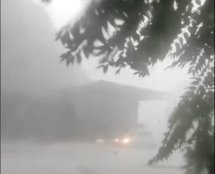 JAKO NEVREME HARA SRBIJOM: Duva olujni vetar, u Novom Sadu padao grad, potopljeni automobili!