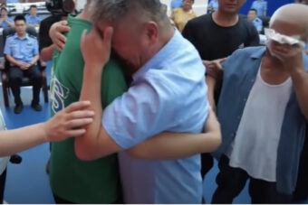 NATERAĆE VAM SUZE NA OČI: Nakon 24 godine traganja pronašao svog sina! (VIDEO)