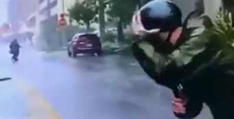 CNN IZVEŠTAJ KOME SE SMEJU NA DRUŠTVENIM MREŽAMA: Nevreme baca reportera levo-desno, dok u pozadini deda mirno prelazi ulicu!  (VIDEO)