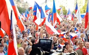 ČESI USTALI PROTIV EU I NATO: Na ulicama Praga preko 70 000 ljudi na protestima! (VIDEO)