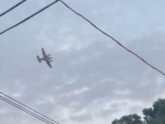 AMERIKA U PANICI, MARKETI EVAKUISANI: Pilot oteo avion i preti da će se srušiti u tržni centar! (VIDEO)
