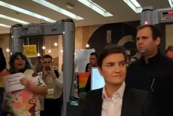 LGBT AKTIVISTI NAPALI PREMIJERKU ANU BRNABIĆ (VIDEO)