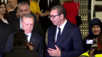 VUČIĆ DOČEKAO ERDOGANA: Srdačan razgovor na aerodromu između dvojice predsednika potrajao duže od protokola (VIDEO)