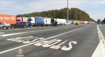 Prevrnuo se kamion na ulasku u Novi Sad! Metalna šipka probila šoferku, za par centimetara vozač izbegao smrt!