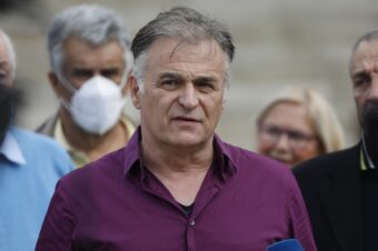 Branislav Lečić uporedio optužbe za silovanje sa Bikovićevim izbacivanjem iz serije “Beli lotos” pa poručio: “DOBRODOŠAO U KLUB”