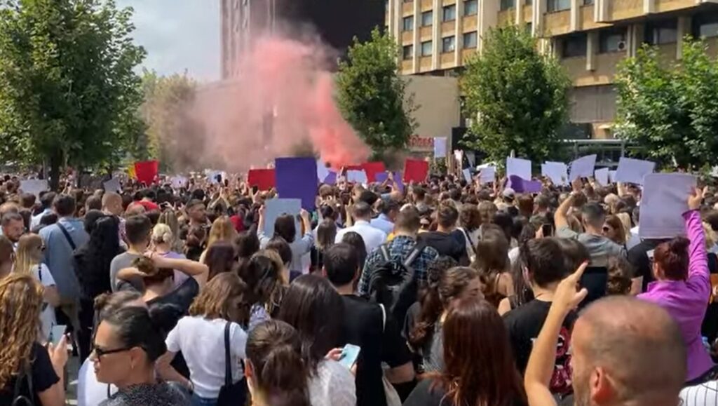 Haos I Neredi U PriŠtini Hiljade Okupljenih Na Protestu Traže Osvetu Zbog Silovanja Devojčice