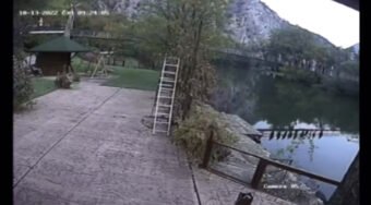 UZNEMIRUJUĆI SNIMAK: Kamere snimile trenutak rušenja visećeg mosta kod Ovčar Banje! (VIDEO)