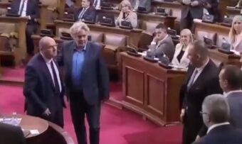 ZAMALO TUČA U SKUPŠTINI: Novaković, poslanik partije Vuka Jeremića, nasrnuo na poslanika SNS Milenka Jovanova (VIDEO)