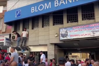 JURIŠ NA BANKE: Libanci upali i nasilno uzeli svoj novac!