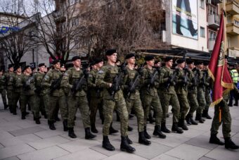 ALJBIN KURTI ZVECKA ORUŽJEM: Snage tzv. Kosova se naoružavaju!