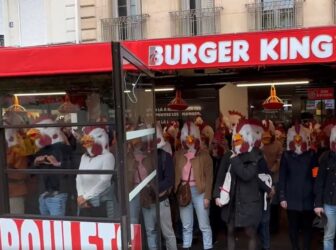 AKTIVISTI PRERUŠENI U KOKOŠKE NAPALI RESTORAN BRZE HRANE U PARIZU: Protestovali zbog uzgoja kokošaka na farmama, kokodakali i vrištali!  (VIDEO)