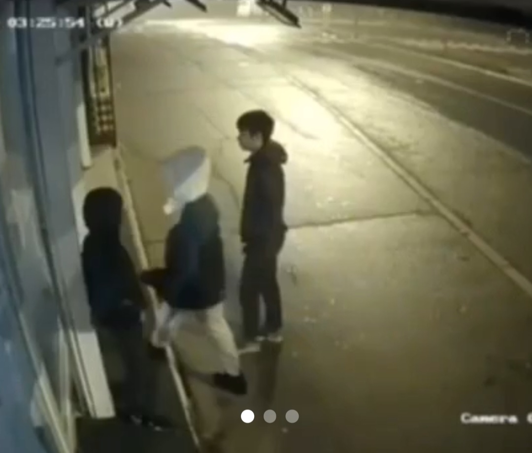 Deca demoliraju restoran