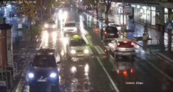 JEZIVO: Žena u Kruševcu prelazi ulicu na pešačkom prelazu i na nju naleće automobil! Pojavio se video snimak- upozorenje nije za osetljive! (VIDEO)