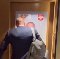 URNEBESNO! Pogledajte kako je naš reprezentativac reagovao kad je video svoju sliku na vratima sobe u Kataru! Pao je i poljubac od TRI puta! (VIDEO)
