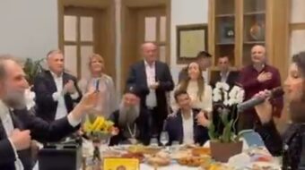 PORODICA ĐOKOVIĆ PROSLAVILA ARANĐELOVDAN! Evo oko kog gosta su se Novak i njegova porodica okupili i zapevali ovu patriotsku pesmu!(Video)