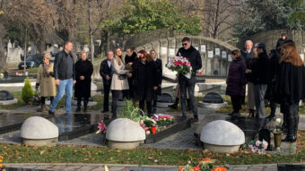 GODIŠNJICA SMRTI Milutinu Mrkonjiću: Najmiliji se okupili na Novom Groblju kako bi odali počast – među prvima je stigla uplakana Bekuta 