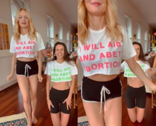 ZVEZDA HOROR FILMA “VRISAK” POZVALA AMERIKANCE DA GLASAJU ZA DEMOKRATE: Tresla grudima sa majicom na kojoj je pisalo „Pomagaću i podržavaću abortus“ (VIDEO)