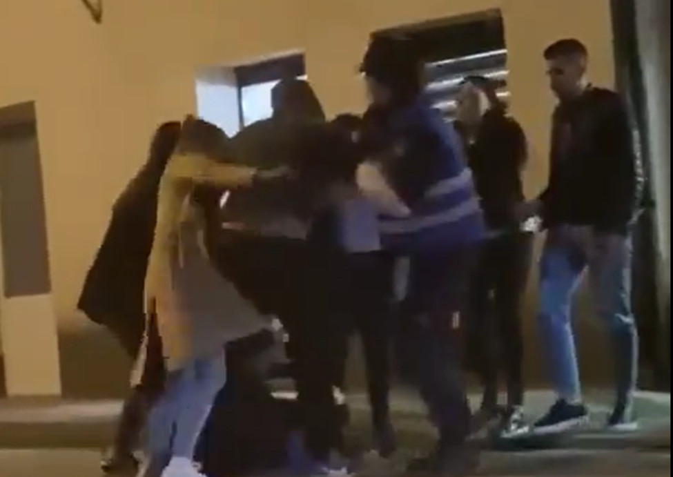 BRUTALNA TUČA U MALOM MOKROM LUGU: Ne zna se ko koga BIJE, kamera snimila detalje INCIDENTA! Pogledajte scenu koja LEDI KRV!