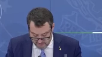 ŠOK UŽIVO: Italijanski ministar držao konferenciju za štampu kad mu je stigla poruka da je Miha preminuo- u trenutku je ZAĆUTAO (VIDEO)
