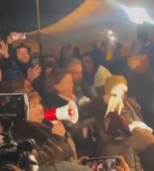 Bizarno: Aktivisti za životnu sredinu doneli belog goluba na protest da ga puste kao simbol mira, a onda ga udavili! (VIDEO)