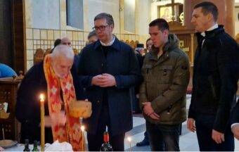 Predsednik Vučić sa najbližima presekao slavski kolač u crkvi: Poželeo je zdravlja i sreće svima pogotovo stradalnom našem narodu na KiM! (FOTO)