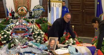 SRBI I ITALIJANI U RIMU SE OPRAŠTAJU OD MIHAJLOVIĆA: Kovčeg prekriven belim cvećem, navijačkim šalovima i srpskom zastavom! (FOTO+VIDEO)