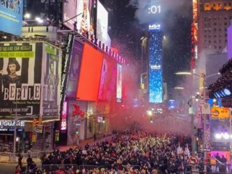 POSLE 2 GODINE ZABRANE: Evo kako su Amerikanci dočekali Novu godinu u New Yorku (VIDEO)