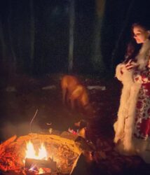 Rituali, noć, šuma, vatra…prizor kao iz horor filma: Elena Karić je ovako dočekala 2023.godinu!