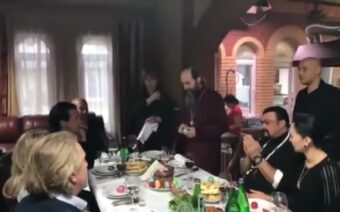 NEVEROVATAN SNIMAK: Pevač Ramštajna i Stiven Sigal se kucaju vaskršnjim jajima dok ruski sveštenik peva pravoslavnu pesmu! (VIDEO)