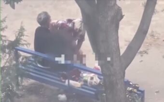 Sramotan snimak iz gradskog parka: Imali odnose na klupi kraj IGRALIŠTA, gledala ih DECA (VIDEO)