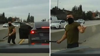 STRAŠNO! Maskirani manijak u Tesli jurio vozače na autoputu i ​​palicom razbijao automobile (VIDEO)