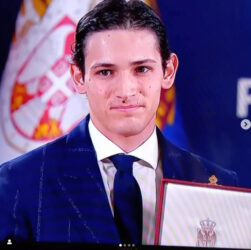MIHINA SUPRUGA POSLALA JAKU PORUKU: Objavila fotografiju sina sa ceremonije Dana državnosti Srbije uz moćne reči na srpskom (FOTO)