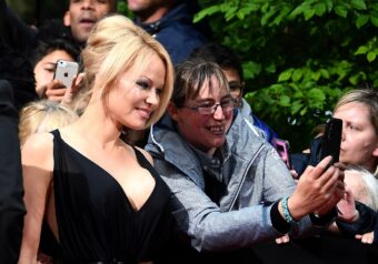 Pamela Anderson izgleda kao devojčica u ovoj kombinaciji!