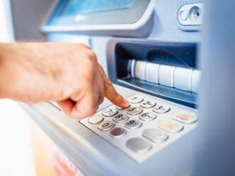 SVAČIJI SAN! Bankomat “delio besplatan novac”, koliko novca će čovek podići NIJE ZAVISILO OD STANJA NA RAČUNU! (VIDEO)