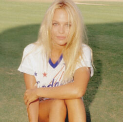Pamela Anderson otkrila zašto se više ne šminka: “To je bila tragedija posle koje sam rekla ne”