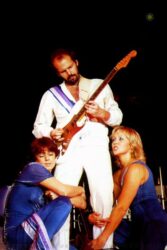 Preminuo poznati muzičar! Nakon teške borbe sa kancerom napustio nas je gitarista legendarne grupe “ABBA”