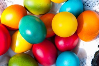 NOVI TREND! Svetlucava jaja su hit ovog proleća, a treba vam samo jedna namirnica!